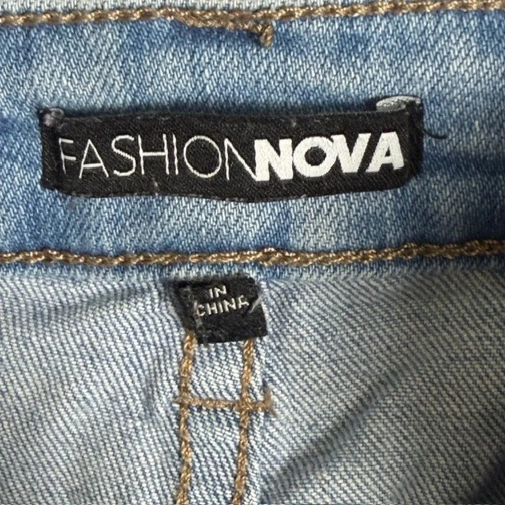 Fashion Nova Women Light Wash Pleated High Rise Mom Jeans Tapered Size‎ 13